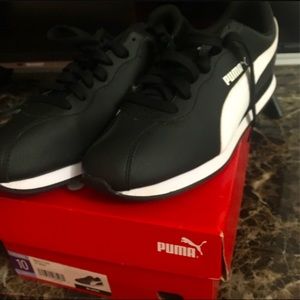 Puma Black And White /size 9